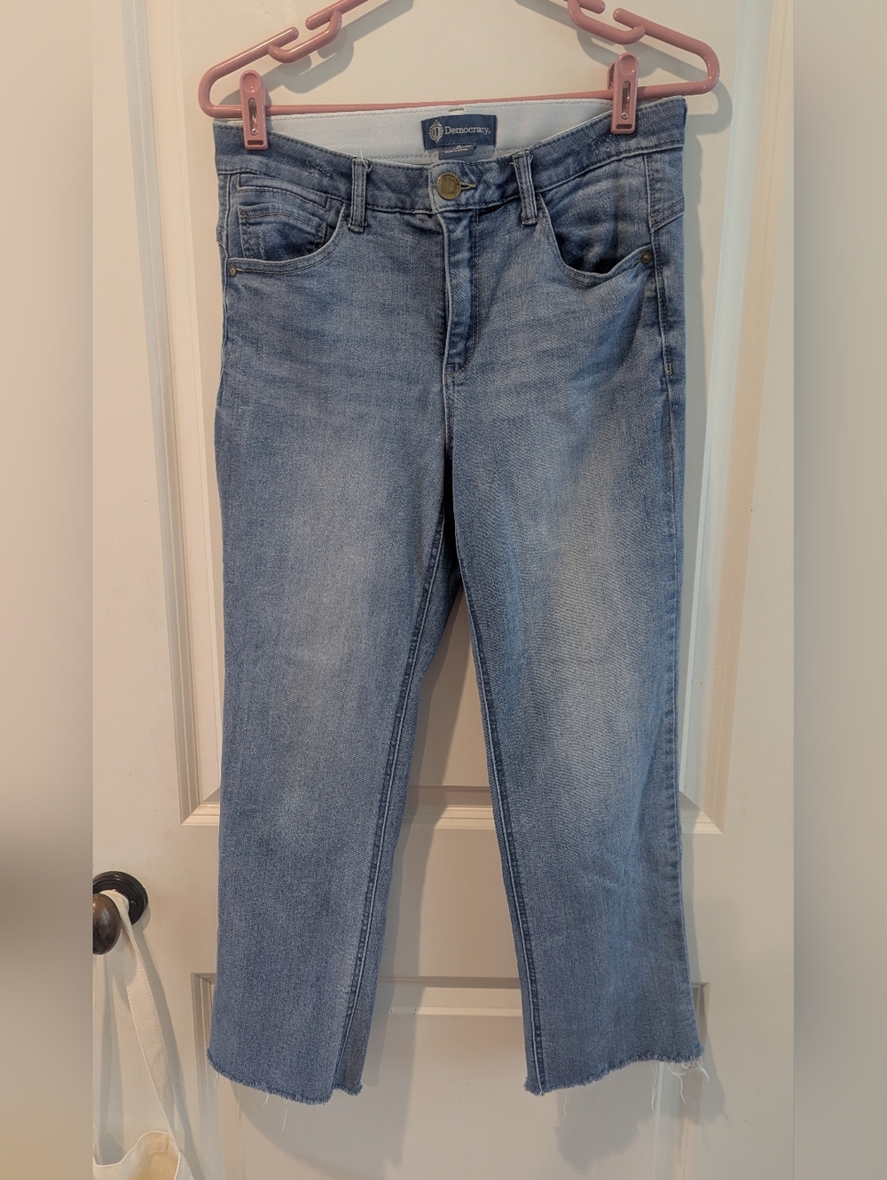 Democracy Women's Light Wash Cropped  Jeans